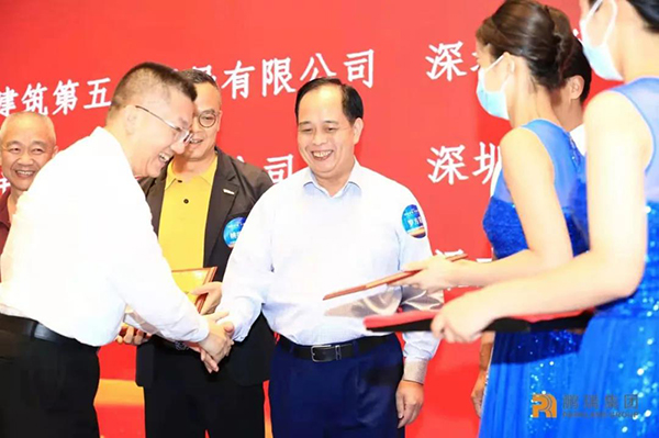 鹏瑞集团执行董事、总裁李维宣告“十年持久合作奖”.jpg